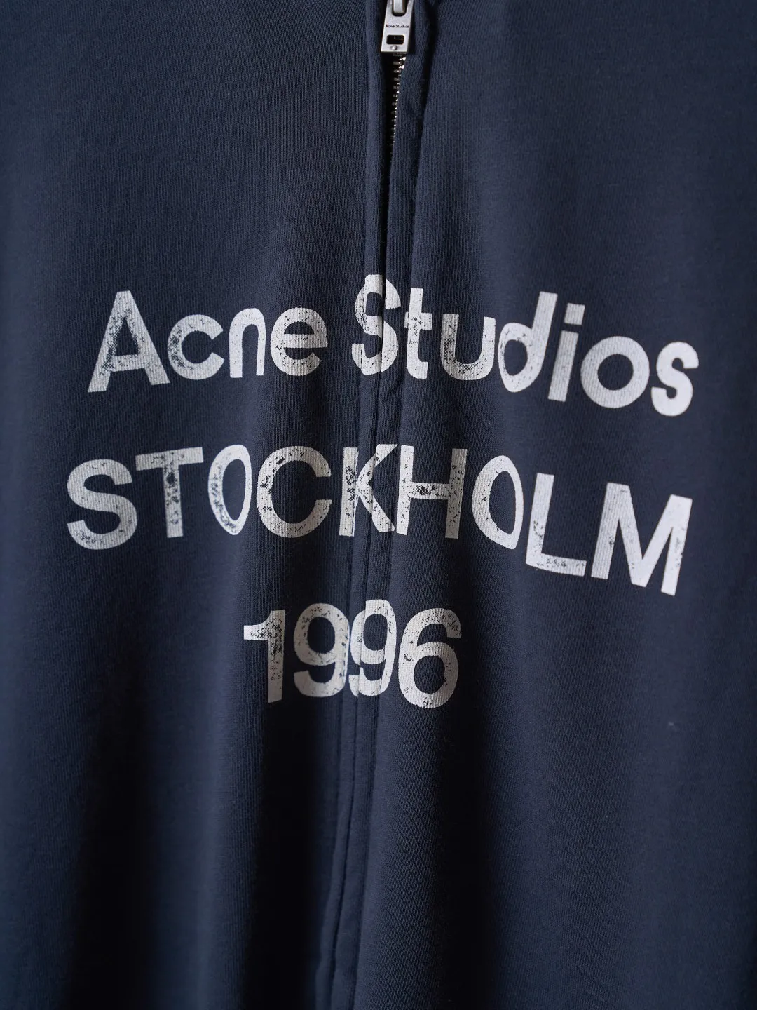 [Real auction] Acne Studios spray-painted distressed logo baseball collar zipper jacket [In Stock] S M L Acne Studios logo printing on the chest uses Retro sports aesthetics to engrave the brand's heritage. It is unobtrusive but highly recognizable. It subtly blends the Nordic minimalist style with the Retro sports style. It is low-key and elegant. It has its own aura. Adopt glue printing process. The chest printing has been revised three times with the film screen. Use glue liquid paint to print the pattern on the fabric. Bake the fabric to fix the printed pattern. Gradient distressing spray process. Spray dyes of different colors on the surface of the fabric. Realize that the clothes will show rich color changes under different lights to increase the visual layering. Many places on the body of the clothes are completely manually positioned and worn. Manual brushing marks add texture and depth to the surface of the clothes to imitate the texture of natural wear and tear. The fabrics have been fermented and washed, giving a better hand feel and texture. Not easy to deform, not easy to shrink, not easy to fade, and maintain long-term beauty and loose fit.